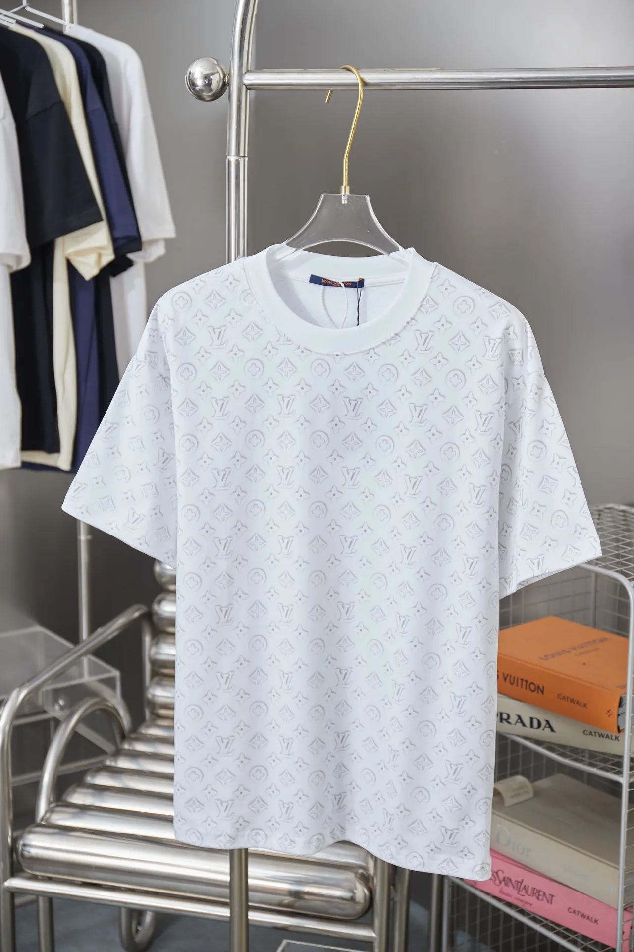 🅿️190 1V 25SS early spring new style Short sleeves with all-over presbyopic letters Light luxury Essential item for daily commuting for men and women Correct version Welcome to compare Detailed features · 320g 100% pure cotton double yarn jersey fabric · Special thickened 32 pieces of double-strand 1X1 thread in the same vat · Positioned digital full-width presbyopic Lv letter logo printing · Double needle stitching and cross-stitch technology · Original main mark, washable tag, brand moisture-proof paper packaging Color: black/white Size: S/M/L/XL